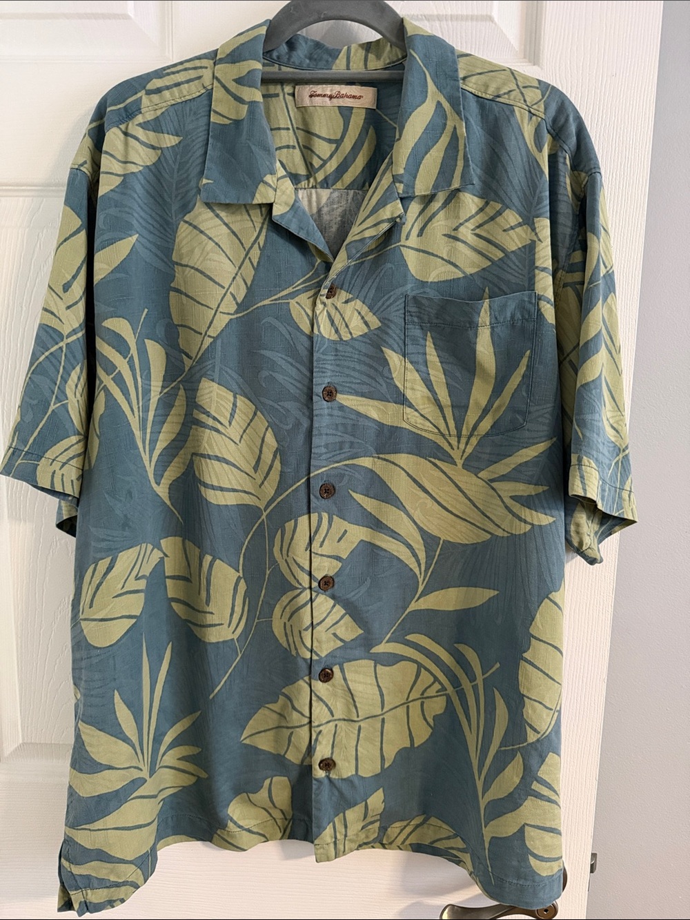 Tommy Bahama Teal Short-Sleeve Camp Shirt with Leaf Print - 100% silk - size XL